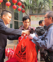 2013年春节仓后街社区慰问困难家庭